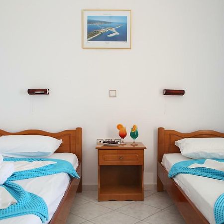 Theocharis Bros - Studios Apartments อาโยส นิกีตัส ภายนอก รูปภาพ
