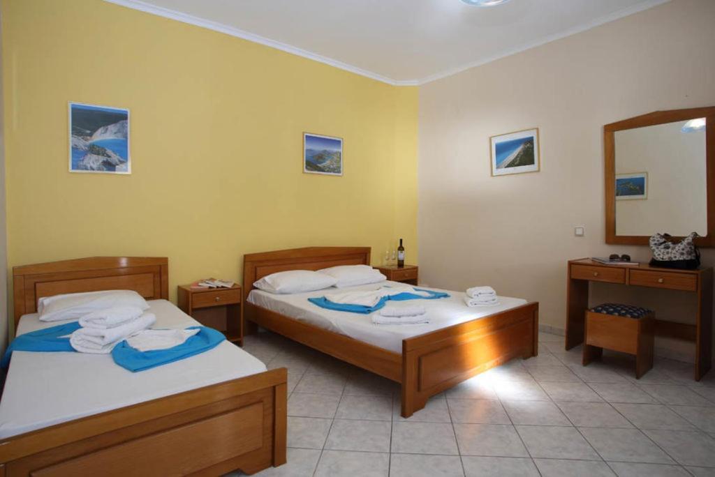 Theocharis Bros - Studios Apartments อาโยส นิกีตัส ภายนอก รูปภาพ