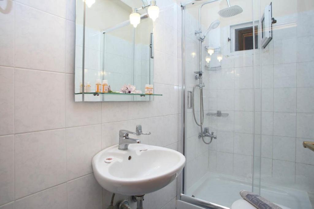 Theocharis Bros - Studios Apartments อาโยส นิกีตัส ภายนอก รูปภาพ