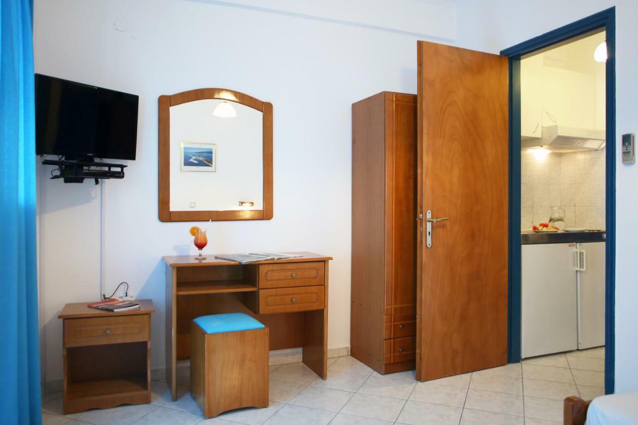 Theocharis Bros - Studios Apartments อาโยส นิกีตัส ภายนอก รูปภาพ