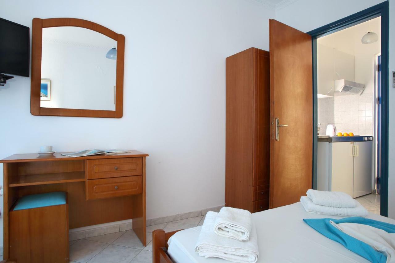 Theocharis Bros - Studios Apartments อาโยส นิกีตัส ภายนอก รูปภาพ