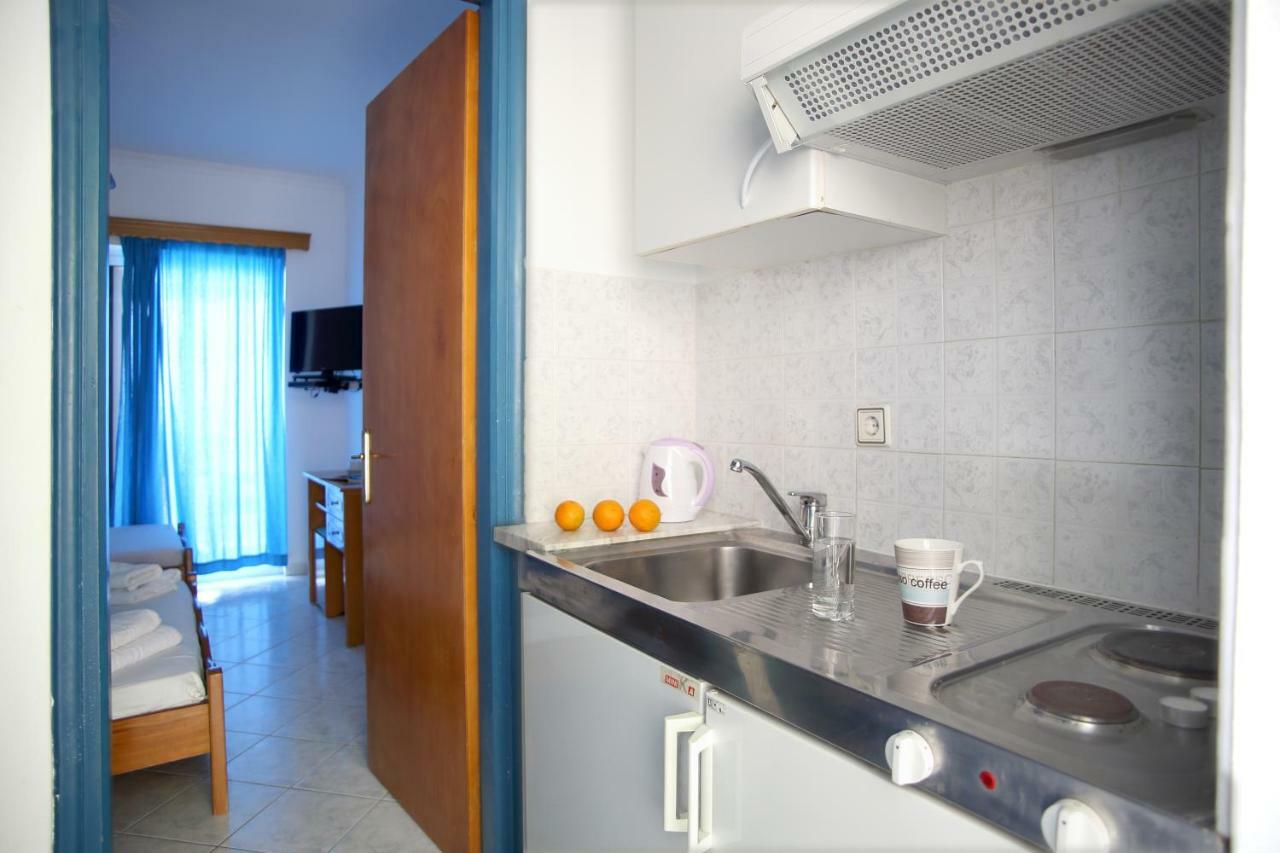 Theocharis Bros - Studios Apartments อาโยส นิกีตัส ภายนอก รูปภาพ