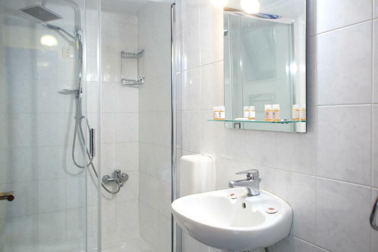 Theocharis Bros - Studios Apartments อาโยส นิกีตัส ภายนอก รูปภาพ