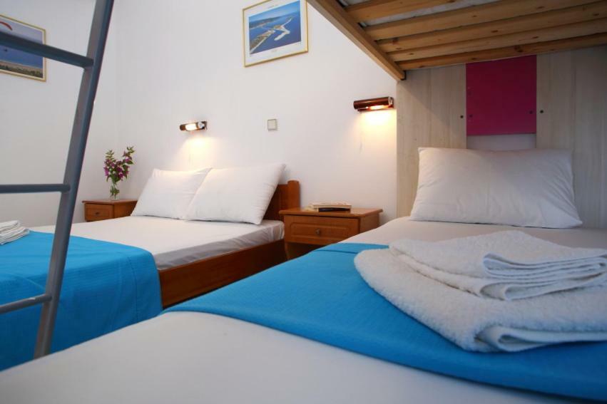 Theocharis Bros - Studios Apartments อาโยส นิกีตัส ภายนอก รูปภาพ