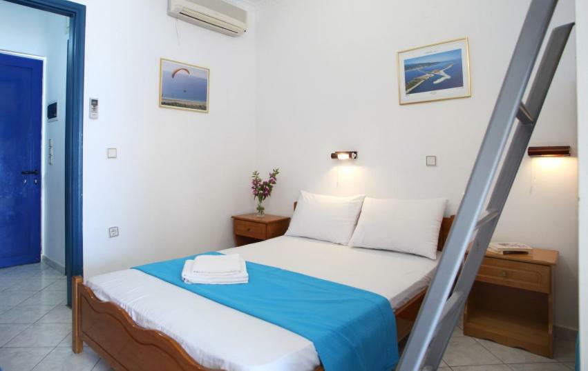 Theocharis Bros - Studios Apartments อาโยส นิกีตัส ภายนอก รูปภาพ