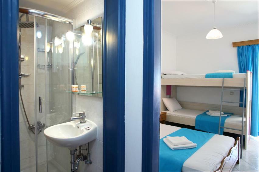 Theocharis Bros - Studios Apartments อาโยส นิกีตัส ภายนอก รูปภาพ